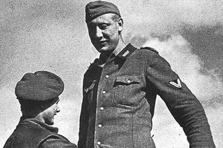 Nejvyšší voják na světě sloužil u Wehrmachtu. Jakob Nacken měřil 221 cm, obouval boty číslo 53 - Médium.cz