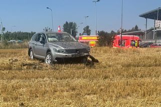 Šofér při průjezdu křižovatkou v Ostravě zkolaboval. Auto s třemi dětmi skončilo v poli - Novinky