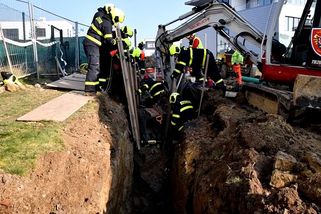Při výkopových pracích zavalil muže v Ostravě utržený svah - Novinky