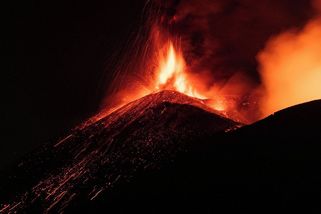 FOTO: Etna láká i straší. Tečou z ní proudy lávy, popel zavřel letiště - Novinky