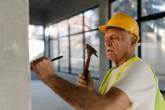 Do důchodu až v 65 letech nebo později: Lidé z fabrik, staveb i pečovatelky mluví o zničeném těle