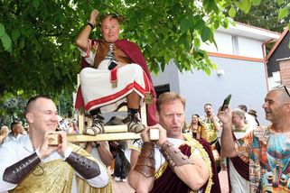 Sedmdesátikilové prase, 200 lahví vína a 250 hostů na zahradě: Petr Janda uspořádal mejdan za statisíce | Super.cz