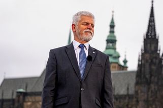 Prezident Pavel vyběhl a fanynky šílí