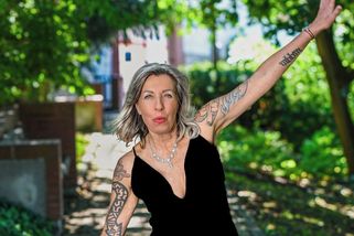 Z rebelky modelkou: Zpěvačka Marcela Březinová na nových fotkách vypadá božsky. Ukázala sexy výstřih a dlouhé nohy - Super.cz