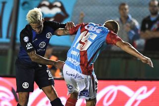 Nevídaná rvačka v Argentině. V závěru třetiligového zápasu se popraly celé týmy - Sport.cz