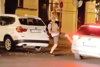 Příslušník bezpečnostního sboru v Praze kopal a bušil do aut. Inspekce hledá svědky - Novinky