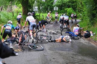 Šílená důchodkyně na vozítku zavinila cyklistický horor - Sport.cz