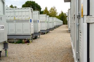 Největší bateriové úložiště v Česku už běží. Má výkon jako velká elektrárna - Novinky