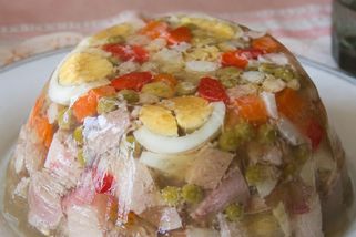 Gastro peklo za socialismu: Ledvinky a aspik jsme milovali, dnes bychom to nedali ani psovi - Médium.cz