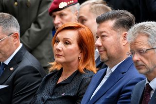 Nepietní pieta u rozhlasu. Hranolko, neber si Krie...