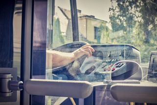 Cestujícím se nezdál šofér autobusu na Jihlavsku. Nadýchal tři promile - Novinky