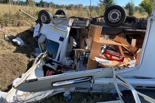 Karavan na D1 u Vyškova zavadil při předjíždění o kamion. Vyletěl do příkopu - Novinky
