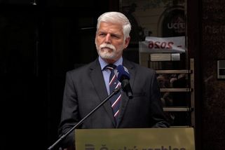 K důstojnosti daleko. Při pietě před rozhlasem se na Pavla a další pískalo i skandovalo - Novinky