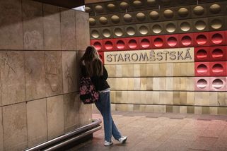 Nejezdilo metro na lince A, na koleje si lehla žena - Novinky
