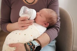„Bylo to něco strašného,“ popsali rodiče dětí otrávených náhradním mlékem - Novinky