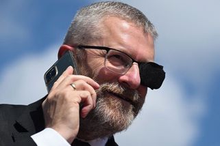 V Polsku obvinili europoslance za sundání ukrajinské vlajky a další incidenty - Novinky
