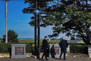 Památník obětí odsunu v Pohořelicích někdo v noci pomaloval hákovými kříži - Seznam Zprávy