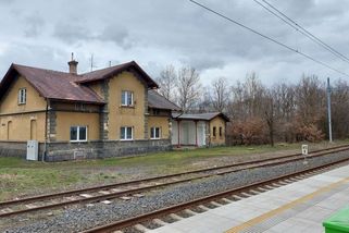 Děsivá situace na nádraží na Teplicku: Kočárek s dítětem zůstal sevřený mezi dveřmi vlaku a ženu vláčel desítky metrů - Novinky