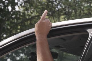 Frajírci v BMW si troufli na policejní hlídku. Za vystrčené prostředníčky jim hrozí vězení