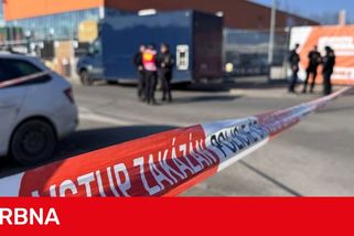 Jednou z obětí útoku v Hradci Králové je teprve devatenáctiletá dívka. Podezřelému hrozí deset let