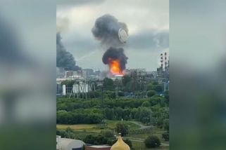 Spektakulární záběry z Moskvy. Exploze v rafinerii urvala obří víko ropné nádrže - Novinky