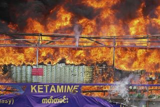FOTO: Takhle hoří drogy. Myanmar dělá z likvidace narkotik show - Novinky