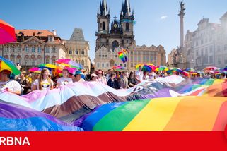 FOTO: Lásku všem. Prahou prošly tisíce lidí na duhovém průvodu Prague Pride