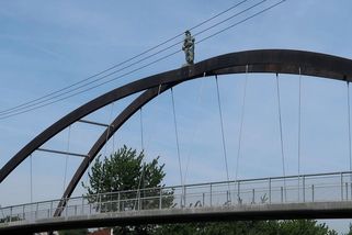 Kontroverzní socha nad rušnou výpadovkou je špatně umístěná, potvrdil stát - Novinky