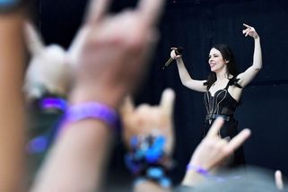 Foto: Přijeli příznivci tvrdé hudby. Navzdory počasí začal Metalfest - Seznam Zprávy