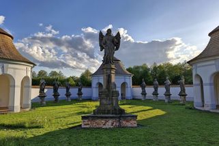 Santiniho hřbitov ve tvaru lebky soutěží o památkářského Oscara. Záhadologům nedá spát - Novinky
