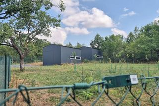 Politici Rajchl a Němeček oplotili trojskou Třešňovku, místní se bouří - Novinky