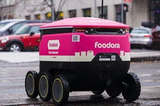 Video: První roboti doručující jídlo začali jezdit v pražském Karlíně - Seznam Zprávy
