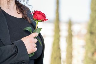 Velký přehled: Na co máte nárok, když vám zemře blízký člověk - Seznam Zprávy