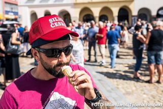 Policistu s Babišovou kšiltovkou čeká kárné řízení, slouží dál - Novinky