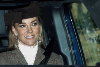 Jako Audrey Hepburn! Princezna Kate zazářila u kostela, zatímco Británie řeší jen návrat Harryho a Meghan - Super.cz