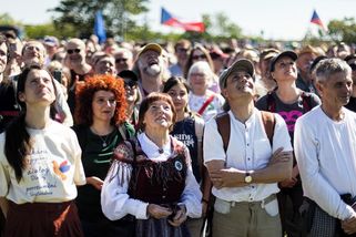 „Děkujeme českým přátelům.“ Sudetští Němci v Brně aplaudují vestoje - Seznam Zprávy