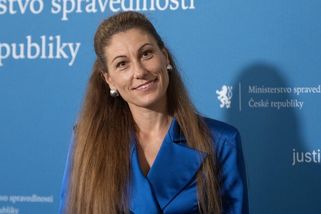 Utajený syn, nebo snad milenec? Sympaťák po boku Evy Decroix fanouškům zamotal hlavu. Poslankyně šla s pravdou ven