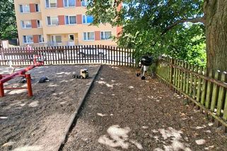 Grilování na dětských hřištích v Praze 8 pobouřilo místní. Válí se na nich rozbitá kuchyňka či stříkačky - Novinky