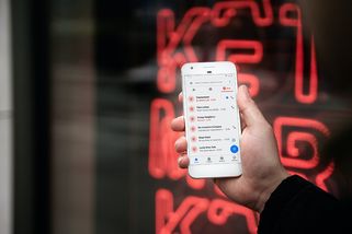 Podvodníci v ČR zkouší fintu s rozbitým mobilem. Žena ze Štětí přišla o úspory