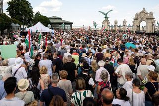 Protest v Budapešti: lidé nadávali Magyarovi a podpořili prezidenta - Novinky