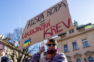 Foto: Protivládní protest kvůli ropovodu. Putin sbíral ze země české bankovky - Seznam Zprávy