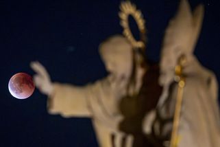 FOTO: Úkaz roku. Nad Českem bylo pozorovatelné úplné zatmění Měsíce - Novinky