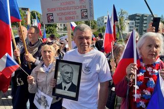 „Je tady narušitel.“ Na akci proti sudetským Němcům splynuli komunisté a SPD - Seznam Zprávy