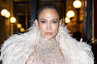 Jennifer Lopez potrápily šaty. Neposedné ňadro chtělo ven! - Super.cz