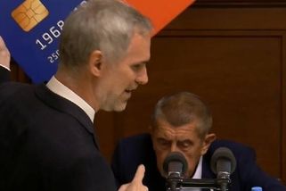 Hřib udeřil na Babiše obří kreditkou, kterou mu nakonec nedal. Když premiéra napomenul za vyrušování, přišla bizarní reakce Kovářové