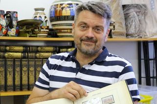 Další nečekaný nález. V bytě po zemřelém muži z Plzeňska ležely tisíce cenných nálepek - Novinky