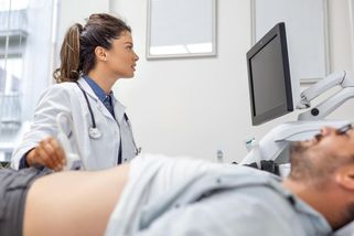 Mladé lidi kosí rakovina, zejména prsu a střev. Čím to je a dá se s tím něco dělat?