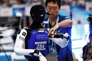 Skáčou do výšky nebo hrají fotbal. Roboti na své olympiádě boří lidské rekordy - Seznam Zprávy