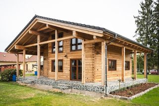 Rodinná roubenka u Hradce budí pozornost. Unikátní dům chtějí odkoupit realitky