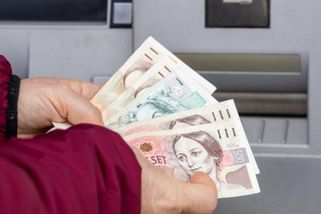 Nový podvod u bankomatů. Lidé teď přichází při výběrech o desetitisíce